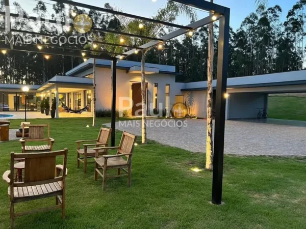 Luxury Farmhouse – 5 Suites, 703.5 m² of Spacious Living